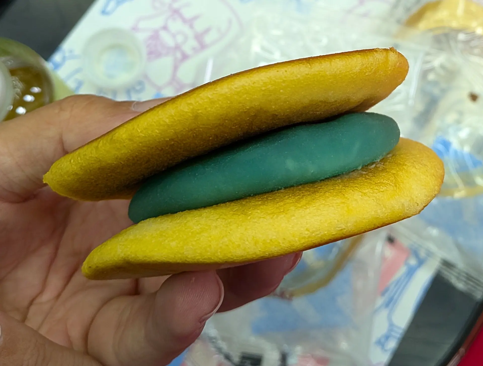 葵ちゃんのどら焼き（横から）の写真